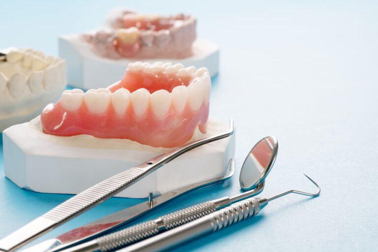 ฟันปลอม ฟันปลอมแบบถอดได้ ทำฟันปลอม หมอฟัน คลินิกทันตกรรม