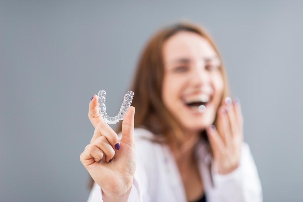 Read more about the article รู้จักเทคนิคการจัดฟันแบบ Invisalign คืออะไร มีราคาเท่าไหร่