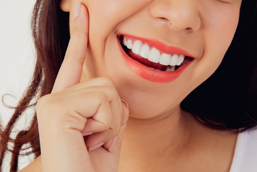 Read more about the article Composite Veneers vs Ceramic Veneers