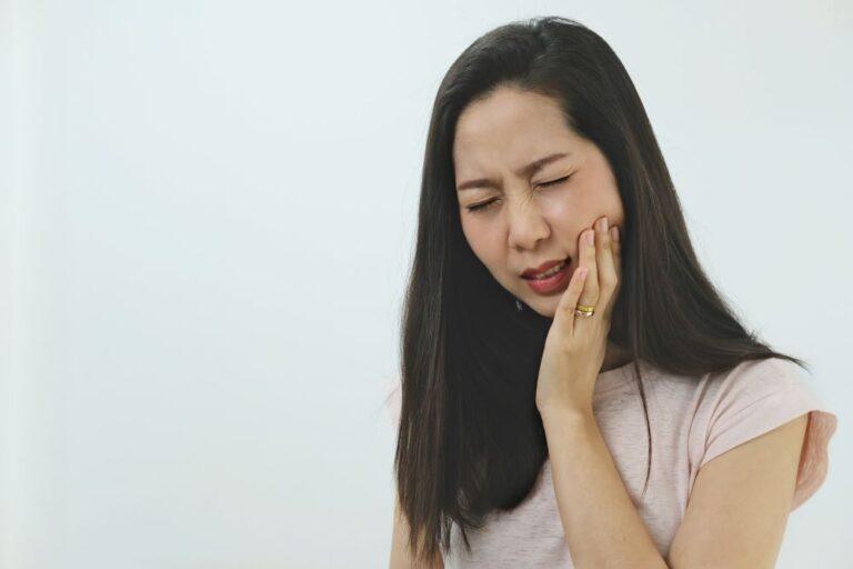 อาการปวดเหงือกด้านในสุดอาจเกิดจากฟันคุดและฟันผุ
