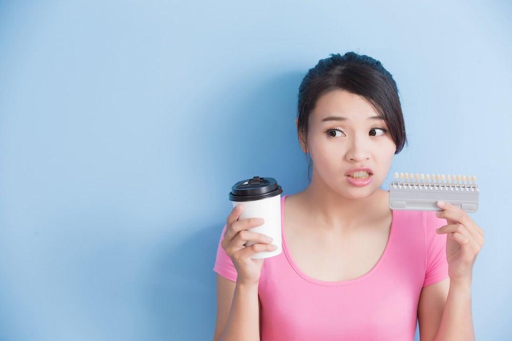 ผู้หญิงฟันเป็นคราบกาแฟ และสนใจการทำวีเนียร์