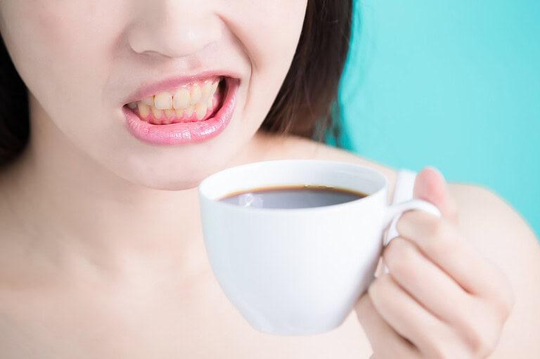 ผู้หญิงมีคราบกาแฟติดฟัน