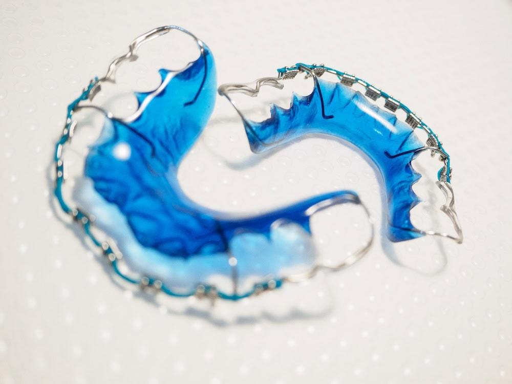 รีเทนเนอร์หลวมทํายังไง อาจปรับด้วยตัวเองที่บ้านหรือนำไปให้ทันตแพทย์ตรวจและปรับก็ได้