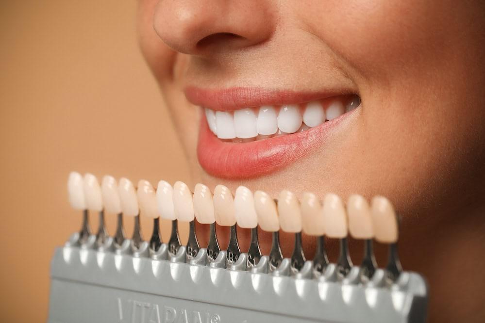 หญิงสาวกำลังเลือกสีวีเนียร์ที่เหมาะกับสีผิวของตนเอง